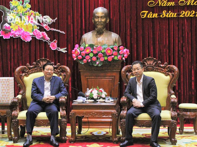 Bí thư Thành ủy Nguyễn Văn Quảng (phải) chủ trì buổi tiếp Trưởng ban Nội chính Trung ương Phan Đình Trạc (trái). Ảnh: LAM PHƯƠNG