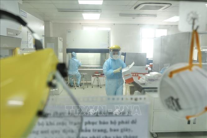 Bên trong khu xét nghiệm sàng lọc virus SARS-CoV-2 của Trung tâm Kiểm soát bệnh tật Hà Nội. Ảnh: TTXVN