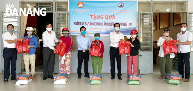 Ủy ban MTTQ Việt Nam quận Ngũ Hành Sơn tặng quà hỗ trợ nhân dân gặp khó khăn do ảnh hưởng do Covid-19. Ảnh: ĐẶNG NỞ