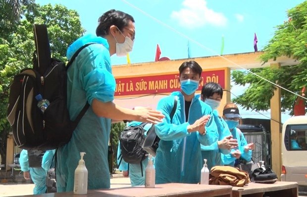 Washing hands before entering the quarantine site (Photo: VNA)