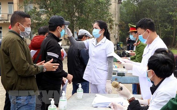 Checking body temperature for those who completed quarantine - Illustrative image (Photo: VNA)