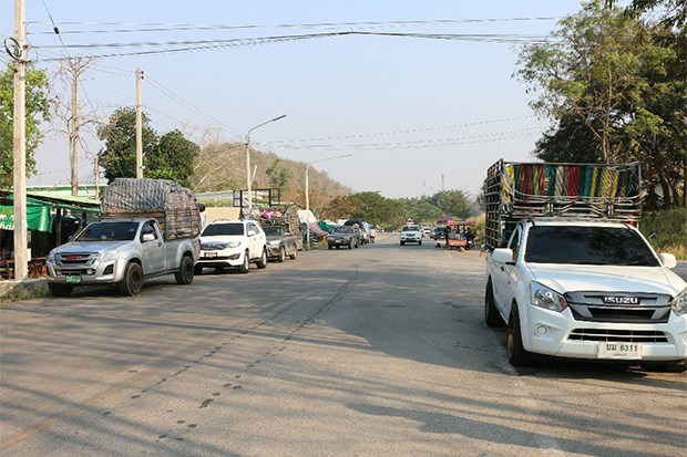 Loaded pickups queue at the Phu Nam Rom checkpoint in Muang district of Kanchanburi, after the border reopened on Wednesday for two days of trading. (Photo: https://www.bangkokpost.com/)