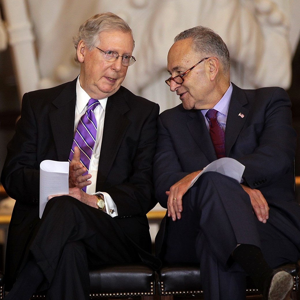 Thượng nghị sĩ Cộng hòa Mitch McConnell (trái) trò chuyện với Thượng nghị sĩ Dân chủ Chuck Schumer tại một sự kiện ở Washington. Ảnh: Getty Images	