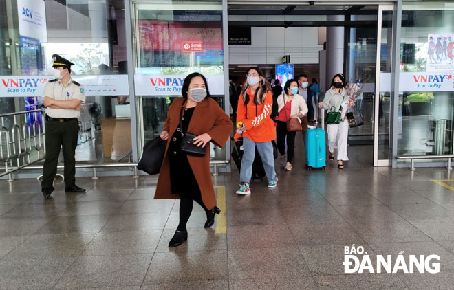 Picture of domestic visitors to the city taken at Da Nang International Airport in the morning of 29 January