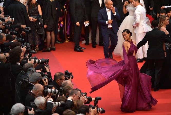 Trình diễn trên thảm đỏ tại Liên hoan phim quốc tế Cannes 2019 trước khi Covid-19 bùng phát. Ảnh: hk.asiatatler.com