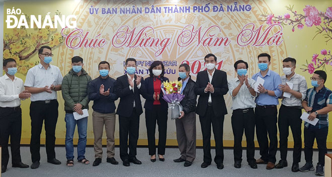 Secretary Quang (5th left) and Chairman Chinh (5th right) at the see-off ceremony for the group of doctors and nurses to Gia Lai province