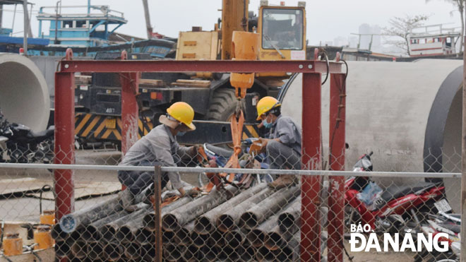  Workers at on duty at a water environment improvement project east of Son Tra District are ready to enjoy Tet far from home.