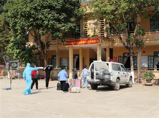 People who had close contact with COVID-19 patients are taken to a concentrated quarantine establishment in northern Dien Bien province (Photo: VNA)