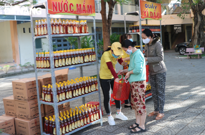 The charity market offered such essential goods as vegetables, meat, chicken eggs, rice, instant noodles, 'banh chung' (square sticky rice cakes) and 'banh tet' (cylindrical glutinous rice cakes) for the needy