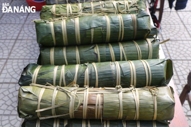 'banh tet' (cylindrical glutinous rice cakes)