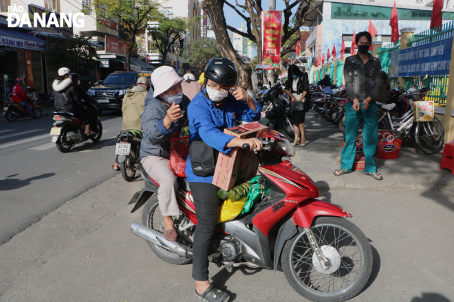 Youth Union member in Phuoc Ninh Ward driving markt-goers home