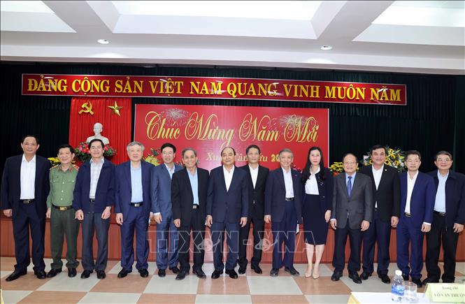 Thủ tướng Nguyễn Xuân Phúc và các đồng chí nguyên lãnh đạo Đảng, Nhà nước và các địa phương ở miền Trung tại buổi gặp mặt. Ảnh: Thống Nhất/TTXVN