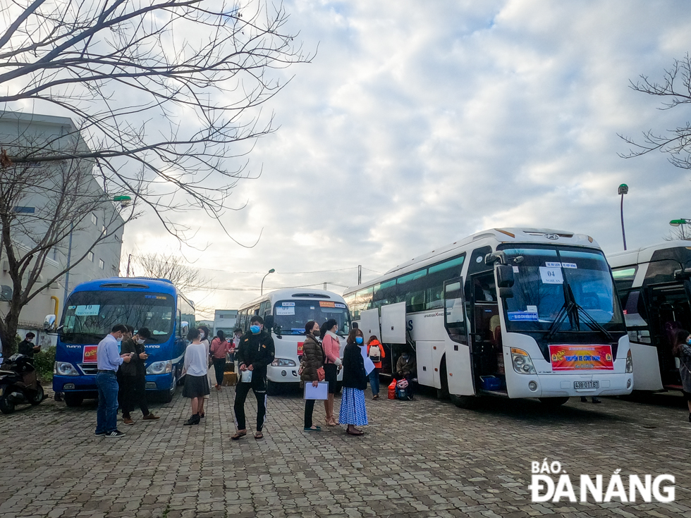 From 6am on 6 February, large numbers of migrant workers gathered at the Culture and Sports Centre for Workers (Street No.2 at the Hoa Khanh Industrial Park) to prepare for their return trips.