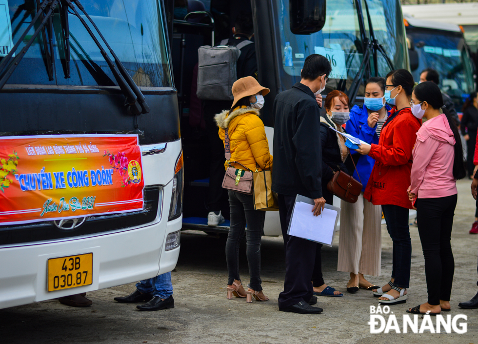 Passengers carrying out check-in procedures before getting on the vehicles