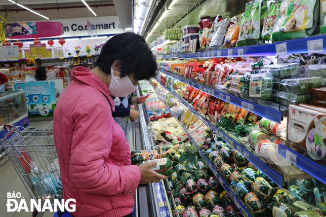 Người dân mua sắm tại siêu thị Co.op Mart Đà Nẵng (quận Thanh Khê). Ảnh: M.QUẾ	