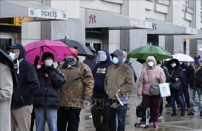 Người dân xếp hàng chờ tiêm phòng COVID-19 bên ngoài sân vận động Yankee ở New York, Mỹ, ngày 5/2/2021. Ảnh: AFP/TTXVN