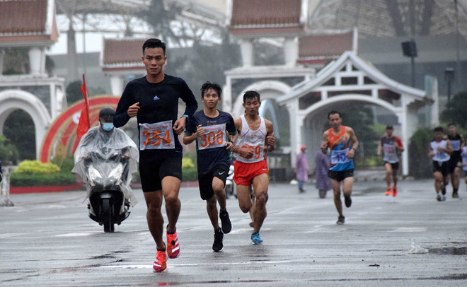 Không chỉ tham gia những cuộc thi như giải Việt dã - chạy Vũ trang truyền thống Báo Đà Nẵng (ảnh), những người chạy bộ còn có thể tạo được sự lan tỏa về lòng nhân ái, thông qua giải chạy ảo “Xuân - Chạy bộ và Nụ cười 2021”. Ảnh: ANH VŨ	