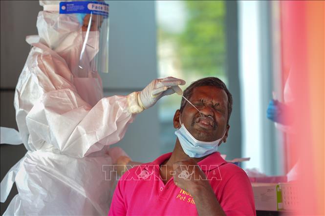 Nhân viên y tế lấy mẫu xét nghiệm COVID-19 cho người dân tại Selangor, Malaysia ngày 30/1/2021. Ảnh: THX/TTXVN