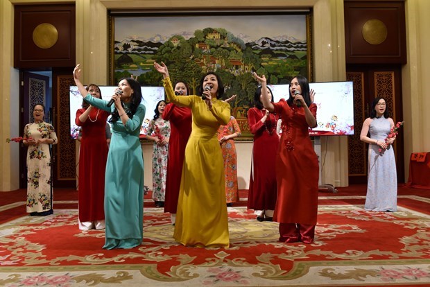 A performance at Vietnamese Embassy in China to welcome Tet (Photo: NA)