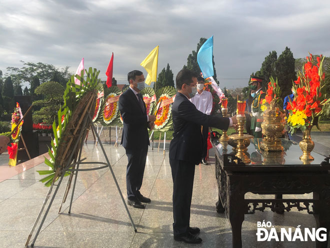 Bí thu Thành ủy Nguyễn Văn Quảng (bên trái) tăng hoa chúc mừng đồng chí Đặng Thị Kim Liên. Ảnh: TRỌNG HÙNG