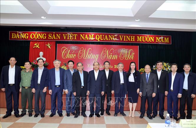 PM Phuc and former Party and State leaders of Central Viet Nam localities