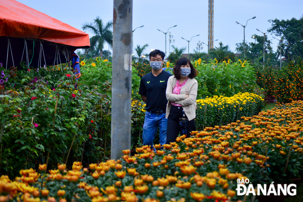 Most of flower market-goers strictly practice protective measures against COVID-19