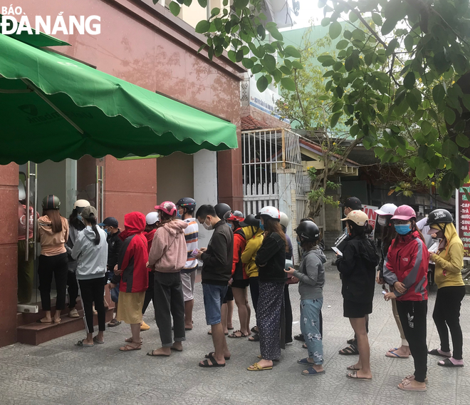 Người dân xếp hàng chờ rút tiền tại ATM của Ngân hàng Vietcombank, đường Nguyễn Lương Bằng (quận Liên Chiểu) chiều ngày 8-2. Ảnh: M.QUẾ