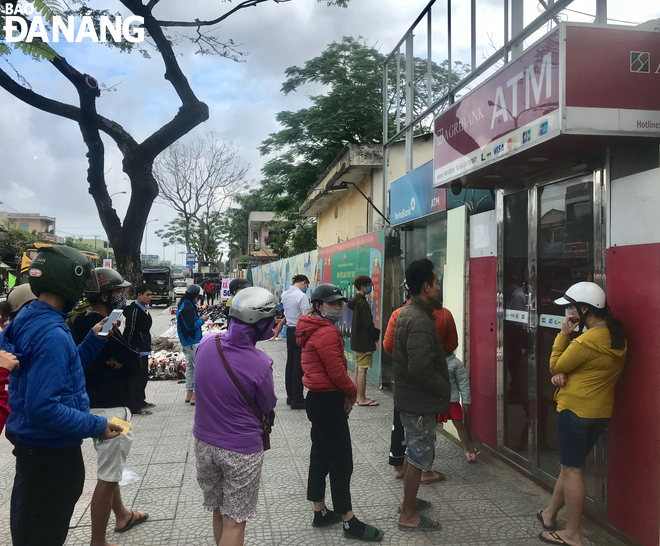 Người dân xếp hàng chờ rút tiền tại ATM của Ngân hàng Agribank, đường Tôn Đức Thắng (quận Liên Chiểu) chiều ngày 8-2. Ảnh: M.QUẾ