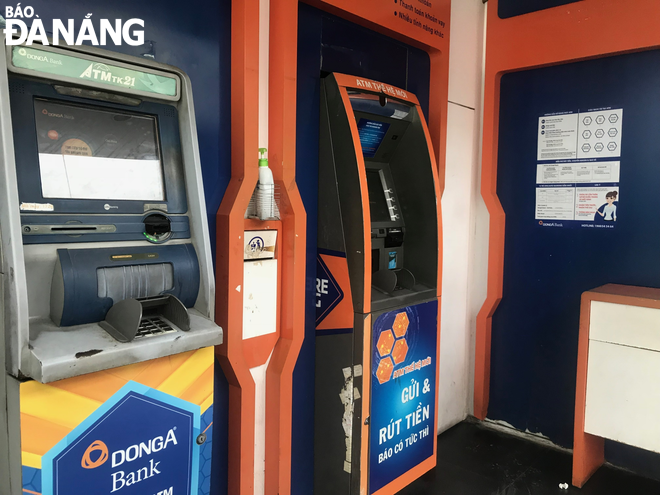 ATM trên tuyến đường Nguyễn Văn Linh, quân Hải Châu không có ai giao dịch chiều ngày 8-2 (27 tháng Chạp). Ảnh: M.QUẾ