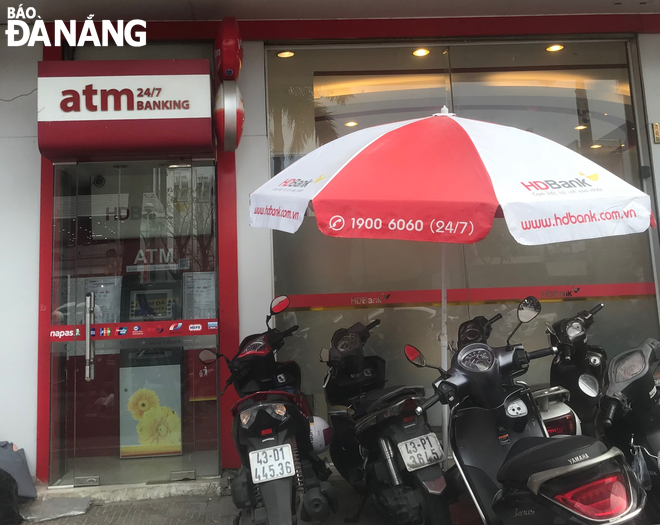 ATM của Ngân hàng TMCP Phát triển Thành phố Hồ Chí Minh (HD Bank) trên tuyến đường Điện Biên Phủ, quận Thanh Khê không có ai giao dịch chiều ngày 8-2 (27 tháng Chạp). Ảnh: M.QUẾ