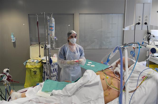Nhân viên y tế điều trị cho bệnh nhân COVID-19 tại bệnh viện ở Marseille, miền nam nước Pháp. Ảnh: AFP/ TTXVN