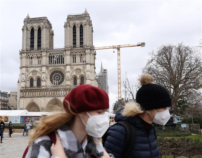 Người dân đeo khẩu trang phòng lây nhiễm COVID-19 tại Paris, Pháp, ngày 3/2/2021. Ảnh: THX/TTXVN