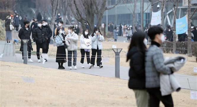 Người dân đeo khẩu trang phòng lây nhiễm COVID-19 tại Seoul, Hàn Quốc, ngày 6/2/2021. Ảnh: Yonhap/TTXVN