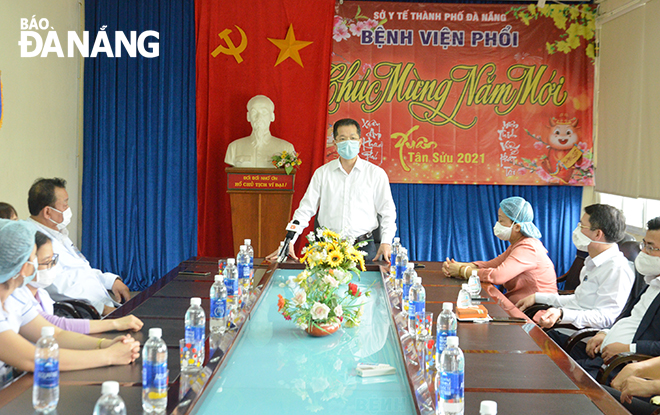 Da Nang Party Committee Secretary Nguyen Van Quang extending his Tet greetings to the staff of the Da Nang Lung Hospital where COVID-19 imported cases are treated for the time being. 