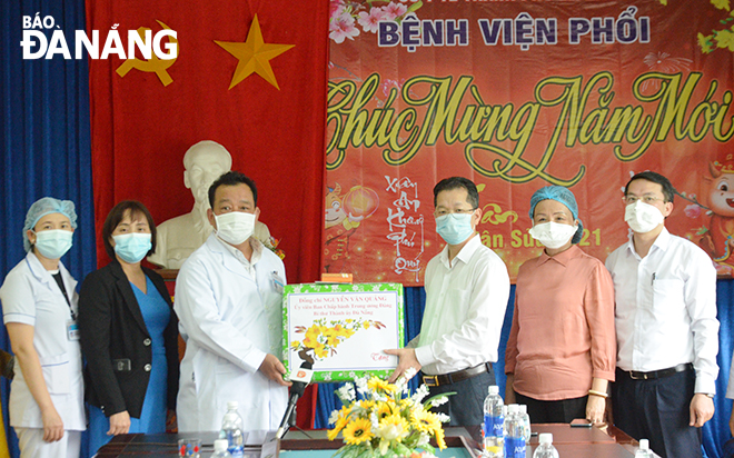 Da Nang Party Committee Secretary Nguyen Van Quang (3rd, right) presenting the Tet gift to the staff