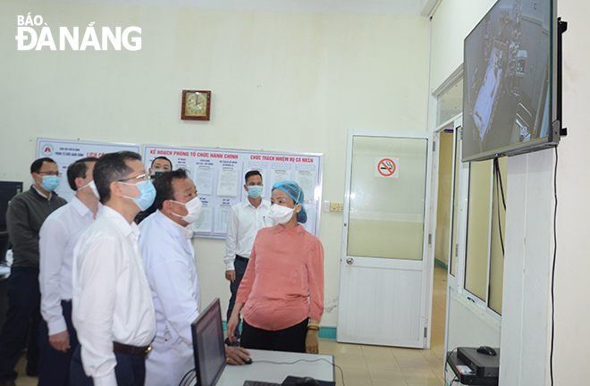 Da Nang Party Committee Secretary Nguyen Van Quang inspecting the treatment of COVID-19 patients through camera images