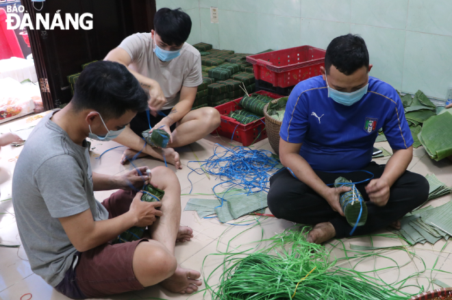 Since the 25th day of the 12th lunar month, a facility owned by Mr Ho Van Khoe at K158A / 14 Tran Cao Van, Thanh Khe District has been busy making ‘banh chung’ and ‘banh tet’ for Tet sales.