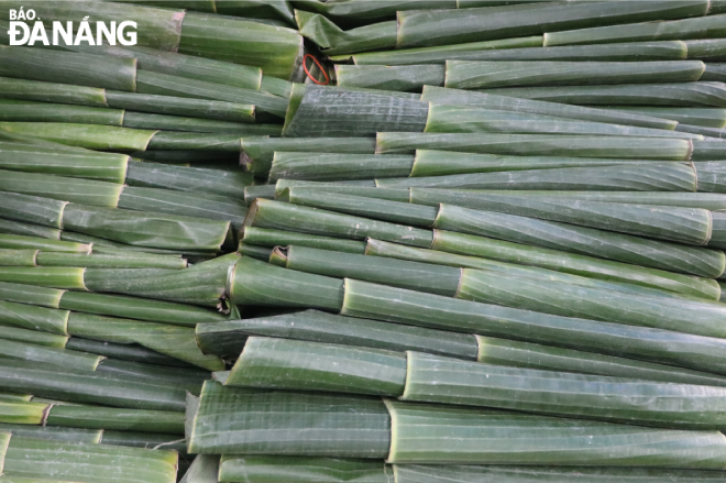  ‘La chuoi’ (banana leaves) are washed in preparation for making ‘ banh chung’.