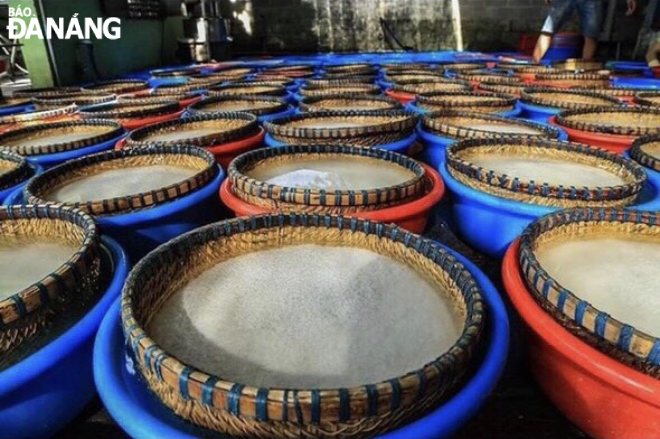  Rice used to make ‘banh chung’ is usually delicious sticky rice that is thoroughly crushed and soaked.