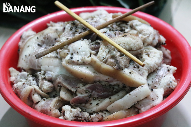  Cut the pork into squares and season them with salt, pepper, and minced onion.