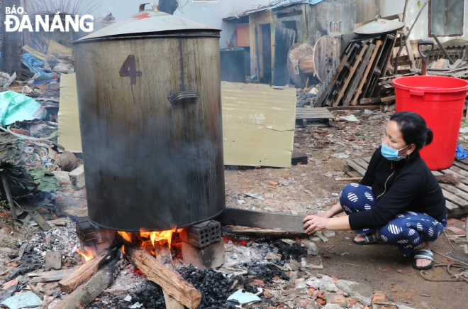 According to experienced cake makers, ‘banh chung’ is placed over ‘banh tet’ in the large-sized cooking pot. After being boiled up for about 12 -13 hours, the cakes are dipped into cold water and quickly taken out so that they will dry more quickly.