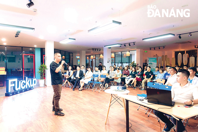 Chương trình chia sẻ về kinh nghiệm gọi vốn do Vườn ươm Doanh nghiệp Đà Nẵng tổ chức dành cho cộng đồng khởi nghiệp thành phố. Ảnh: KHANG NINH