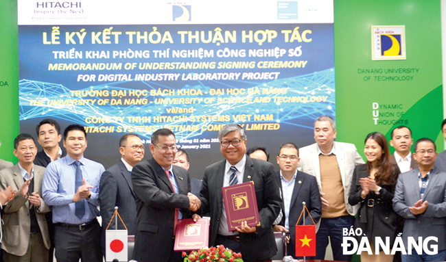 Lễ ký kết thỏa thuận hợp tác triển khai phòng thí nghiệm công nghiệp số giữa Đại học Bách khoa -  Đại học Đà Nẵng và Công ty TNHH Hitachi Systems Việt Nam. Ảnh: NGỌC PHÚ