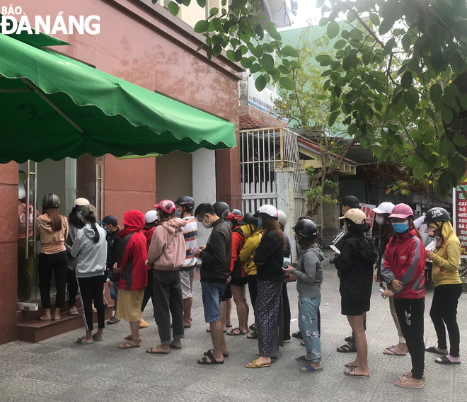 A CDM owned by VP Bank on Dien Bien Phu route, Thanh Khe District, seeing large numbers of people waiting for transactions