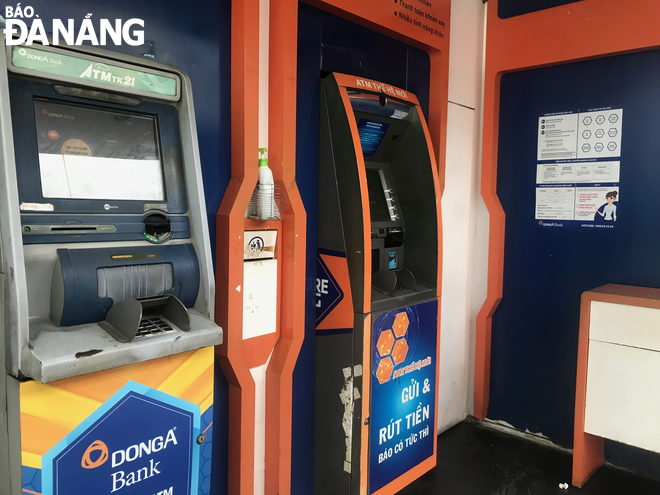   ATMs owned by lesser-known banks have seen fewer clients. No clients doing transactions at a ATM owned Dong A Bank on Nguyen Van Linh Street, Hai Chau District on Monday afternoon.