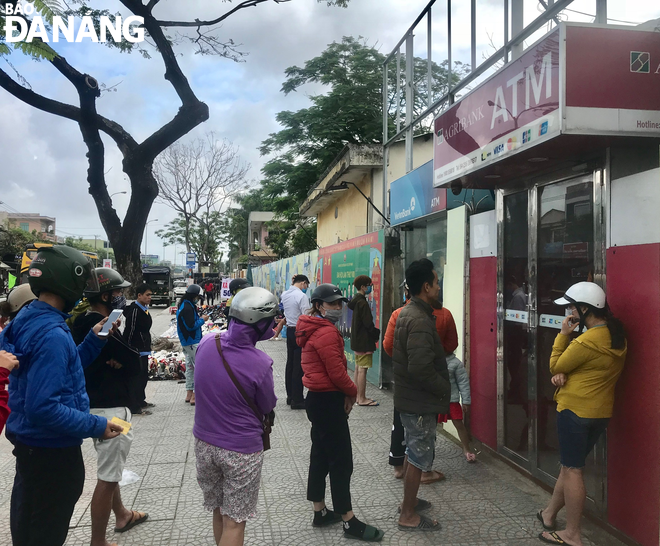 Long queues seen outside ATMs owned by Vietinbank and Agribank based on Ton Duc Thang Street, Lien Chieu District on Monday morning