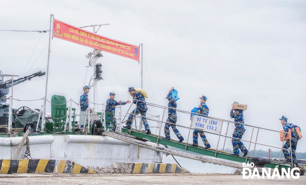 Coast guards carrying Tet gifts onboard