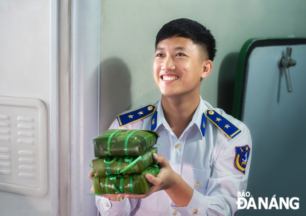 A soldier expressing his great joy at his finished 'banh chung' cakes