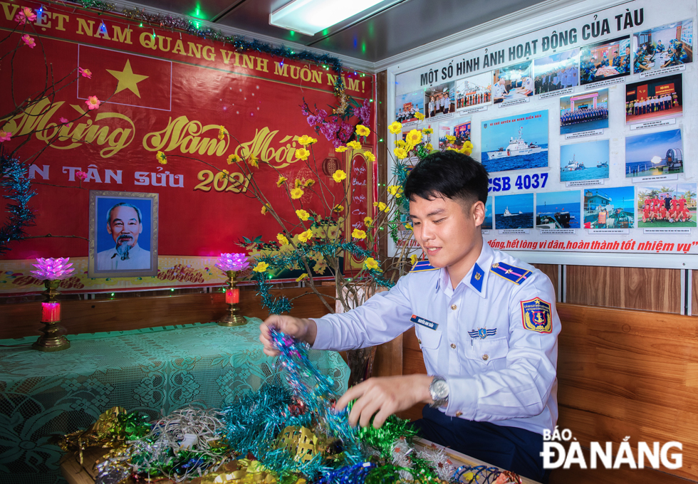 Another coast guard preparing for Tet decorations onboard 