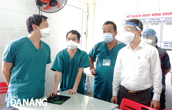 Phó Bí thư Thường trực Thành ủy khóa XXI Nguyễn Văn Quảng (nay là Bí thư Thành ủy) kiểm tra công tác điều trị bệnh nhân Covid-19 tại Bệnh viện Phổi Đà Nẵng ngày 14-8-2020. Ảnh: PHAN CHUNG